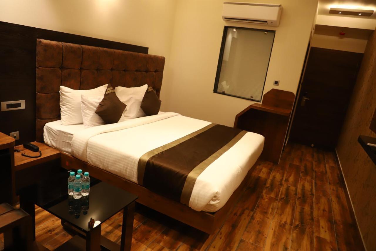 Hotel Emperio Grand Lucknow Zewnętrze zdjęcie